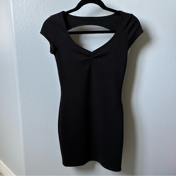 Forever 21 Dresses & Skirts - ✨3/$10✨ Cutest form-fitting mini LBD w/ sweetheart neckline